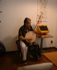 月琴を弾く和田尚悟さん